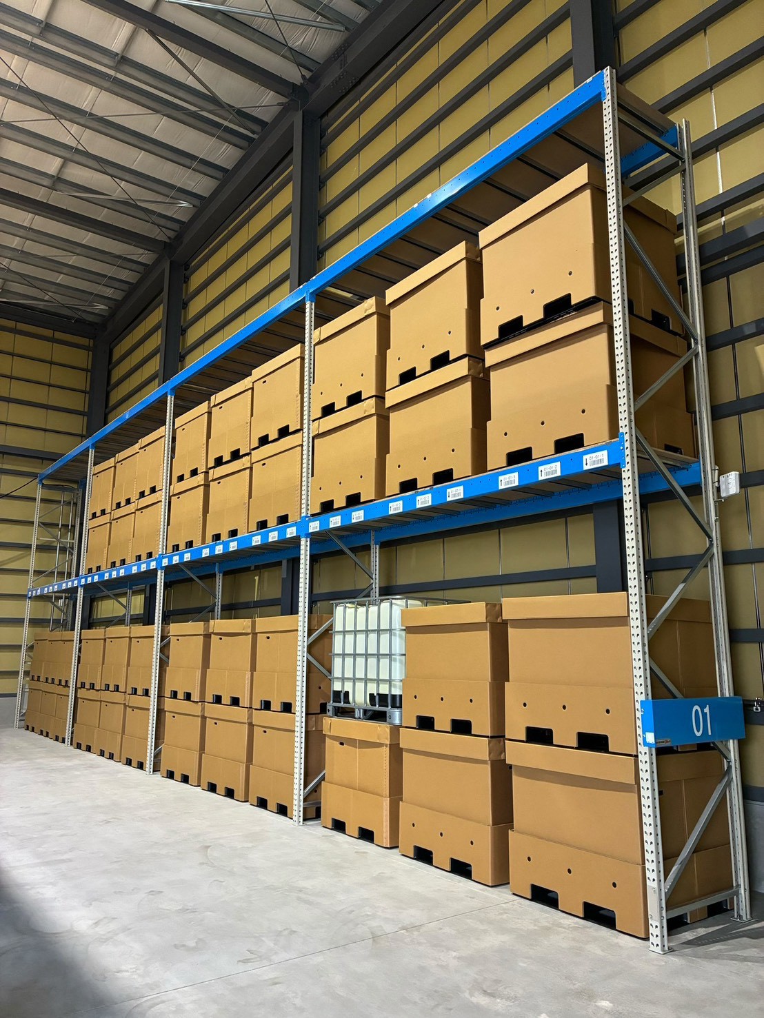 株式会社KyoDoの倉庫内に整然と保管されたストレージBOX